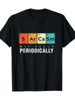 Maglietta nera con stampa della tavola periodica degli elementi, evidenziando gli elementi S, Ar, Ca, Sm con i loro simboli e numeri atomici, e la scritta "May Occur Periodically" sotto.