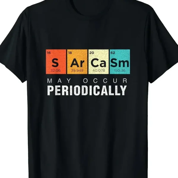 Maglietta nera con stampa della tavola periodica degli elementi, evidenziando gli elementi S, Ar, Ca, Sm con i loro simboli e numeri atomici, e la scritta "May Occur Periodically" sotto.