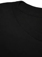 Maglietta nera semplice con collo rotondo, ideale per look casual e versatile. Realizzata in tessuto morbido e confortevole, perfetta per ogni occasione quotidiana.