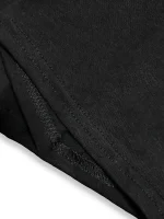 Dettaglio di una maglietta nera con cuciture invisibili, evidenziando la qualità del tessuto e la finitura elegante. Perfetta per un look minimalista e moderno.