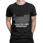 Maglietta nera con grafica della tavola periodica degli elementi e la scritta "I WEAR THIS SHIRT PERIODICALLY" in bianco, perfetta per appassionati di chimica e scienza.