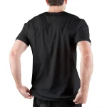 Uomo con camicia nera casual, vista posteriore, in abbigliamento semplice e moderno.