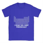 Maglietta blu con stampa della tavola periodica degli elementi e la scritta "Indosso questa maglietta periodicamente".