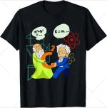 Maglietta con illustrazione di Einstein e Newton che si scambiano un numero 2, con formule scientifiche e simboli atomici sullo sfondo, perfetta per appassionati di scienza e decorazioni scientifiche.