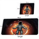 Immagine di un astronauta in tuta spaziale con circuito elettrico, dimensioni grandi e piccole, ideale per decorazioni scientifiche e oggetti a tema spaziale.