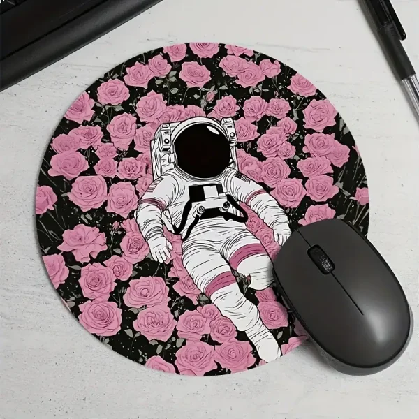 Oggetto decorativo a tema spaziale con figura di astronauta su tappetino rosa con rose.