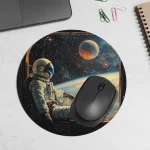 Vassoio decorativo con immagine di astronauta nello spazio, pianeta e stelle, con mouse wireless posizionato sopra. Perfetto come decorazione scientifica e oggetto da scrivania.