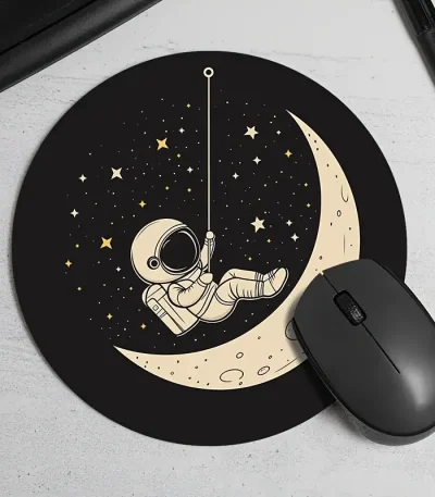 Tappetino con disegno di un astronauta che si dondola su una luna, circondato da stelle e pianeti, ideale per decorazioni scientifiche e oggetti da collezione.