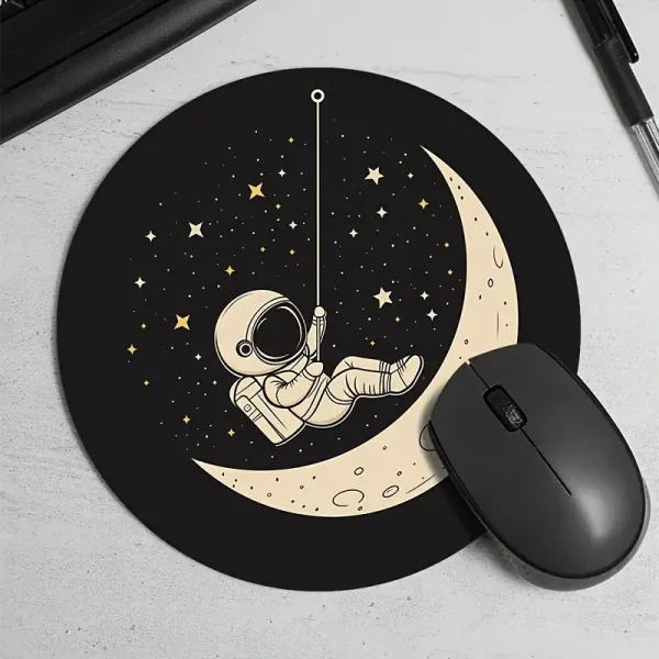 Tappetino con disegno di un astronauta che si dondola su una luna, circondato da stelle e pianeti, ideale per decorazioni scientifiche e oggetti da collezione.