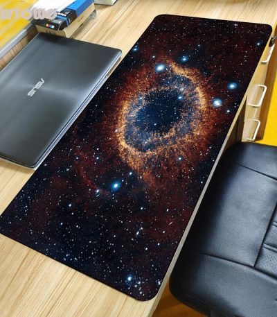 Tappetino decorativo con stampa di un'immagine dello spazio profondo, raffigurante stelle e galassie, ideale per appassionati di astronomia e decorazioni scientifiche.