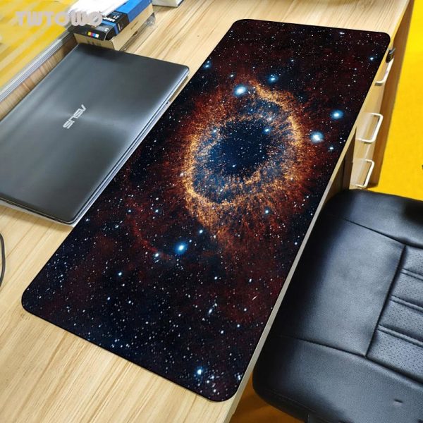 Tappetino decorativo con stampa di un'immagine dello spazio profondo, raffigurante stelle e galassie, ideale per appassionati di astronomia e decorazioni scientifiche.