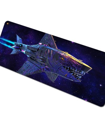 Immagine di una nave spaziale futuristica con dettagli tecnologici avanzati, in un ambiente di spazio profondo con stelle e galassie sullo sfondo.