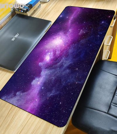 Tavolo con superficie decorativa a stampa galassia spaziale, ideale per ambienti moderni e scientifici, perfetto come elemento decorativo o da lavoro.
