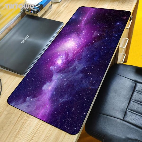 Tavolo con superficie decorativa a stampa galassia spaziale, ideale per ambienti moderni e scientifici, perfetto come elemento decorativo o da lavoro.
