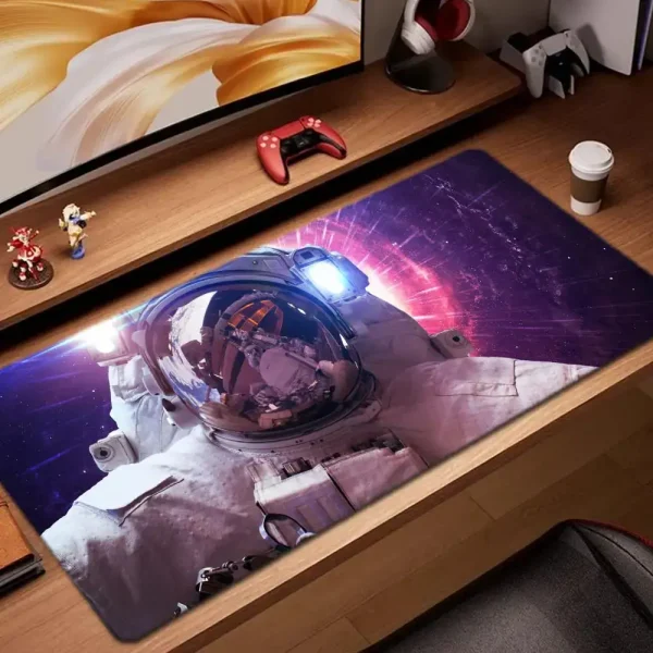 Tappetino da scrivania con immagine di astronauta nello spazio e sfondo galattico, ideale per decorare l'area di lavoro o studio con un tocco di avventura e scienza.
