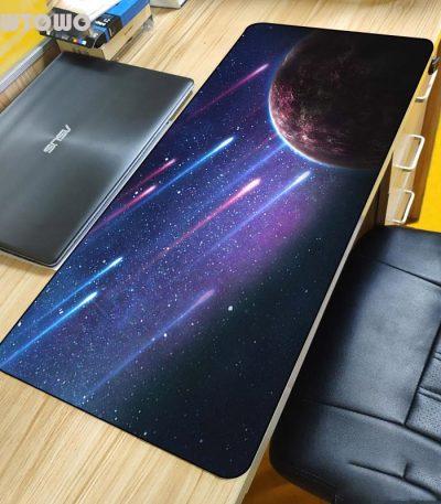 Tavolo con superficie decorata con un'immagine di spazio, pianeta e stelle, ideale per appassionati di astronomia e decorazioni scientifiche.
