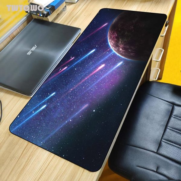 Tavolo con superficie decorata con un'immagine di spazio, pianeta e stelle, ideale per appassionati di astronomia e decorazioni scientifiche.