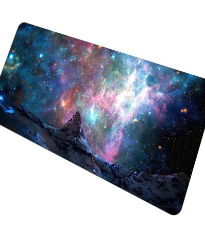 Tappetino decorativo con immagine di un cielo stellato e montagne innevate, perfetto per decorazioni scientifiche e ambienti ispirati all'astronomia.