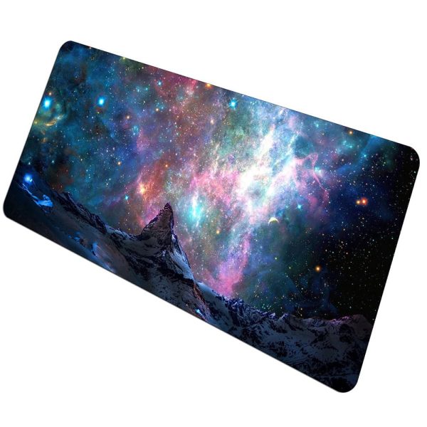 Tappetino decorativo con immagine di un cielo stellato e montagne innevate, perfetto per decorazioni scientifiche e ambienti ispirati all'astronomia.