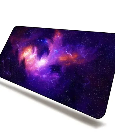 Mazzo di carte con stampa di galassia colorata, perfetto come decorazione scientifica o oggetto da collezione, ideale per appassionati di astronomia e scienza.