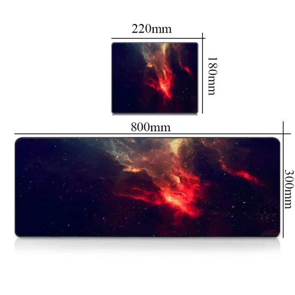 Pannello decorativo con immagine di una nebulosa spaziale, dimensioni 800x300mm, con dettagli di stelle e gas colorati in rosso e arancione.