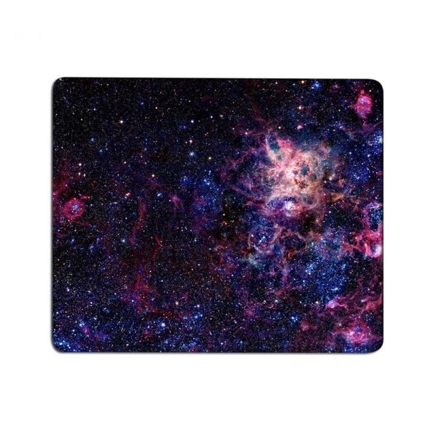Decorazione astronomica con immagine di galassie e stelle.