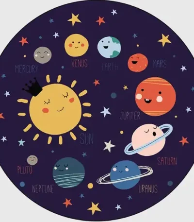 Rappresentazione colorata e simpatica del sistema solare con il Sole e i pianeti, tutti con faccine felici, circondati da stelle e pianeti minori in uno sfondo scuro.