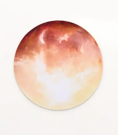 Pannello decorativo a forma di luna con sfumature rosse e arancioni, ideale come oggetto scientifico decorativo o elemento di design per ambienti moderni.