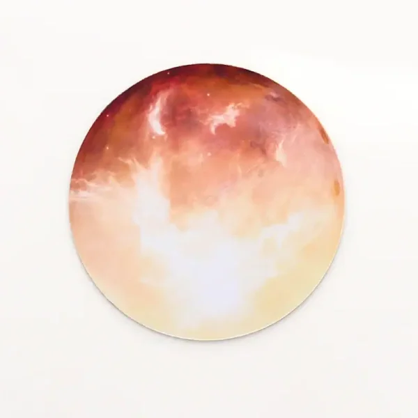 Pannello decorativo a forma di luna con sfumature rosse e arancioni, ideale come oggetto scientifico decorativo o elemento di design per ambienti moderni.