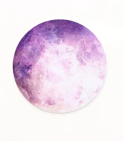 Disco della luna in stile acquerello viola e bianco, decorazione artistica ispirata allo spazio e alla luna, perfetta come oggetto decorativo scientifico.