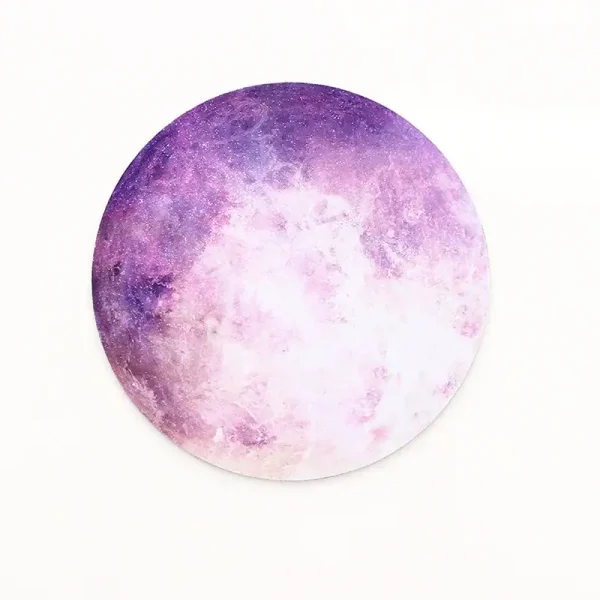 Disco della luna in stile acquerello viola e bianco, decorazione artistica ispirata allo spazio e alla luna, perfetta come oggetto decorativo scientifico.