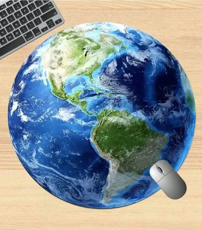 Modello 3D del pianeta Terra con mouse e tastiera su superficie di legno, rappresentando l'uso della tecnologia e della scienza per esplorare il mondo.