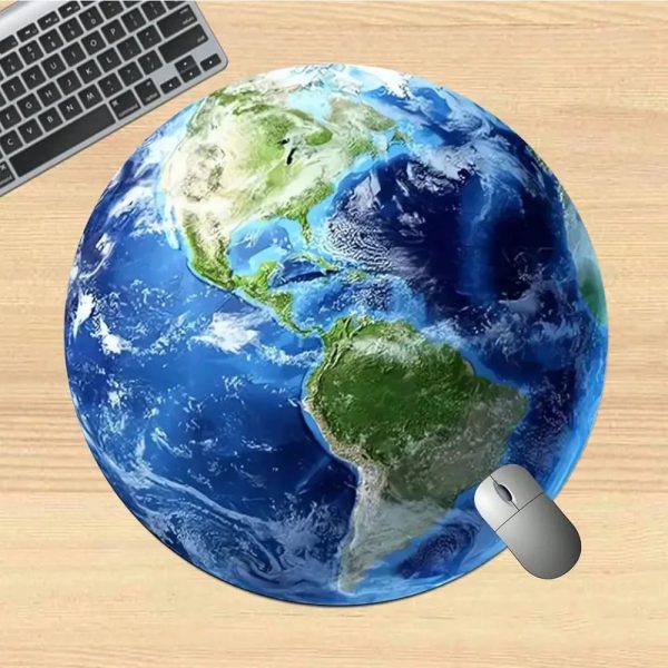 Modello 3D del pianeta Terra con mouse e tastiera su superficie di legno, rappresentando l'uso della tecnologia e della scienza per esplorare il mondo.
