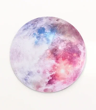 Luna artistica dipinta con colori pastello, effetto acquerello, decorazione artistica per pareti o oggetti, ispirata alla luna.