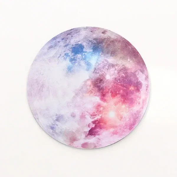Luna artistica dipinta con colori pastello, effetto acquerello, decorazione artistica per pareti o oggetti, ispirata alla luna.