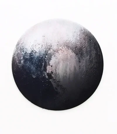 Immagine di una luna in fase nuova, con superficie dettagliata e crateri visibili, rappresentata in toni scuri e grigi.