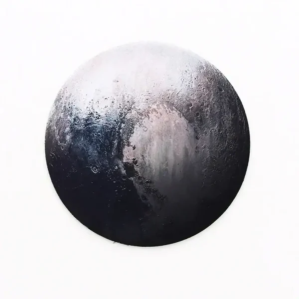 Immagine di una luna in fase nuova, con superficie dettagliata e crateri visibili, rappresentata in toni scuri e grigi.