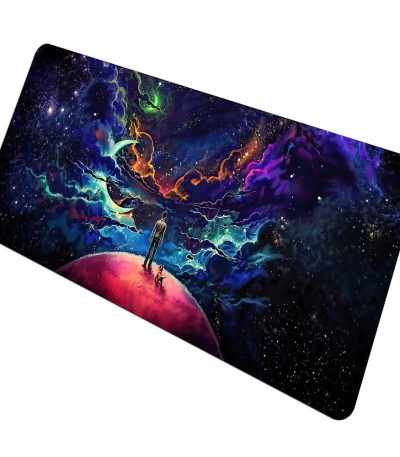 Illustrazione di un pianeta immaginario con un astronauta e un cane, sotto un cielo stellato e nebulose colorate, in stile artistico fantastico.