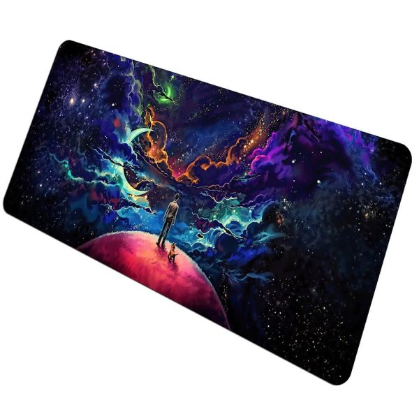 Illustrazione di un pianeta immaginario con un astronauta e un cane, sotto un cielo stellato e nebulose colorate, in stile artistico fantastico.