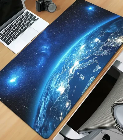 Tavolo decorativo con stampa dettagliata della Terra vista dallo spazio, perfetto per ambienti moderni e scientifici. Design unico che richiama l'universo e l'astronomia, ideale per appassionati di sc.
