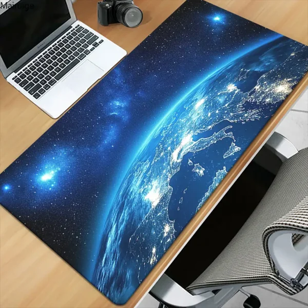 Tavolo decorativo con stampa dettagliata della Terra vista dallo spazio, perfetto per ambienti moderni e scientifici. Design unico che richiama l'universo e l'astronomia, ideale per appassionati di sc.