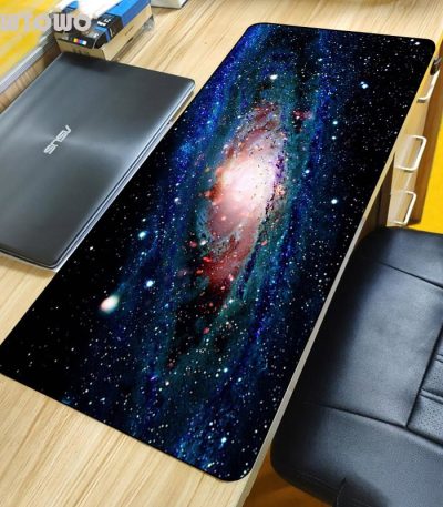 Tavolo decorativo con stampa di una galassia, perfetto per appassionati di astronomia e decorazioni scientifiche, aggiunge un tocco cosmico a qualsiasi ambiente.