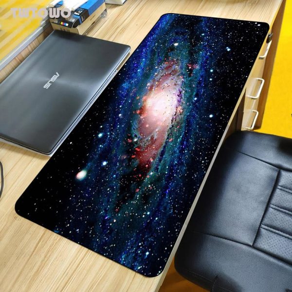 Tavolo decorativo con stampa di una galassia, perfetto per appassionati di astronomia e decorazioni scientifiche, aggiunge un tocco cosmico a qualsiasi ambiente.