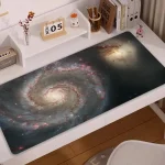 Tavolo con stampa di una galassia, ideale come decorazione scientifica per scrivanie e ambienti studi.