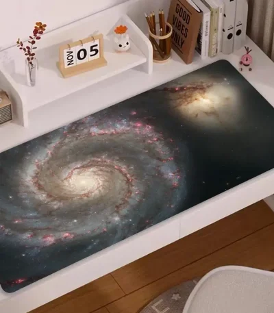 Tavolo con stampa di una galassia, ideale come decorazione scientifica per scrivanie e ambienti studi.