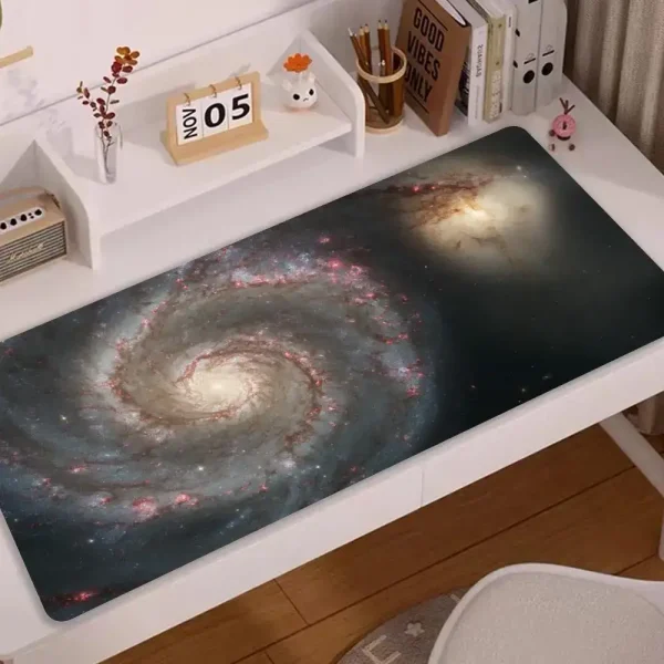 Tavolo con stampa di una galassia, ideale come decorazione scientifica per scrivanie e ambienti studi.