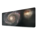 Schermo decorativo con immagine di una galassia a spirale, ideale per ambienti scientifici o educativi. Perfetto come decorazione ispirata all'universo e alla scienza spaziale.