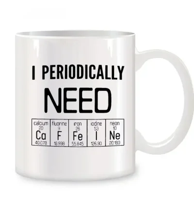 Tazza con citazione scientifica "I Periodically Need" e simboli degli elementi chimici del sistema periodico. Perfetta come decorazione o regalo per appassionati di scienza.