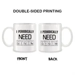 Tazza con stampa doppia faccia "I Periodically Need" con simboli degli elementi chimici del tavolo periodico, ideale come decorazione scientifica e regalo per appassionati di chimica.