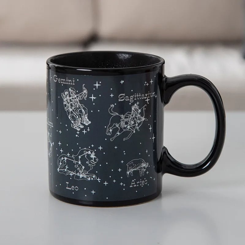 Vaso con costellazioni zodiacali Tazza nera con disegni delle costellazioni zodiacali di Gemelli, Leone, Sagittario e Ariete, con nomi e stelle rappresentate, ideale come decorazione o oggetto da collezione.